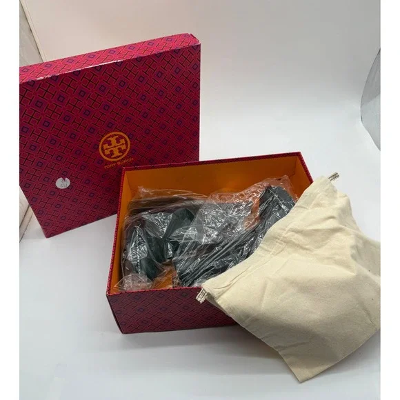 New in Box Tory Burch Carson
Chelsea 70mm Lug Bootie Black Sz 8 $458 - Picture 9 of 10
